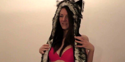 Amateur kinky slut is masturbating with a pussy pump
