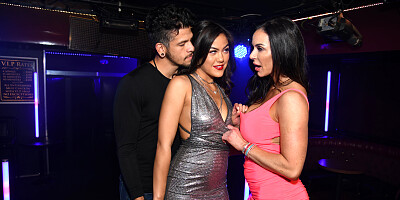 Two brunettes fucking with a guy in club's toilet