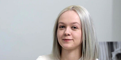 Defloration session showing an adorable blonde lady