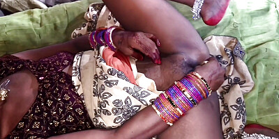 Suman hot girlfriend apne boyfriend ke samne chut me kela dal ke hard sex videos banai (hindi audio)