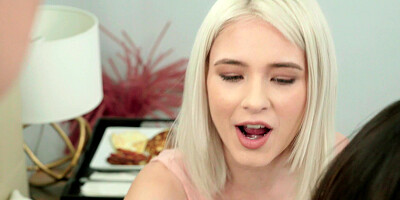 Stepsisters Jessie Saint and Vera King give double blowjob