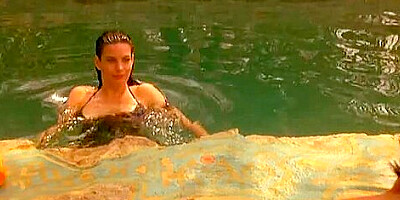 Liv Tyler,Rachel Weisz,SinÃ©ad Cusack in Stealing Beauty (1996)