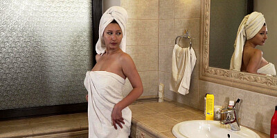 Busty Lola Bredly got out of the shower and caresses herself solo