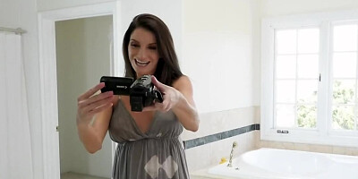 Nosy buddy analyzes attractive stepmother in the bathroom