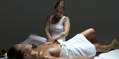 Masseuse Amy Red fucks cute Naomi Bennet's pussy