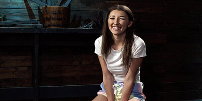 Slim brunette babe pussy vibrated in suspension