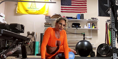 Personal trainer Phoenix Marie works her pussy