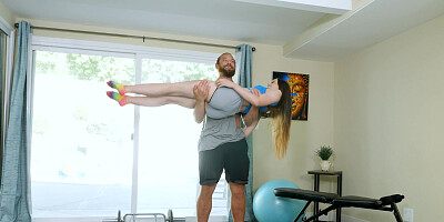 Fitness guy bangs pretty neighbor girl Lily Glee