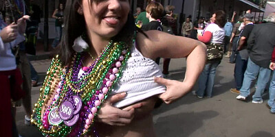 SpringBreakLife Video: Mardi Gras Flashers