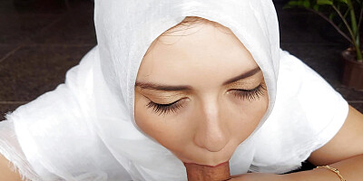 Hot Muslim wife gives me a good blowjob until I cum