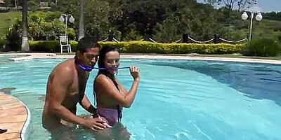 Regina Rizzi gives head to Tony Tigrao in pool