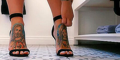 Inked Feet Of Is Foot-fetishist Paradise - Bill Bailey And Ivy Lebelle