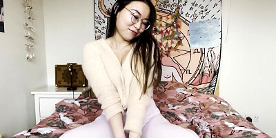 Cute Babe Yiming Uses a Variety of Sex Toys To Get Off