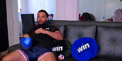 Le da una erección mientras ve una pelicula con su hermanastra jenifer play