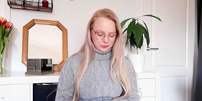 Sexy Blonde Anna Masturbates Until She Squirts