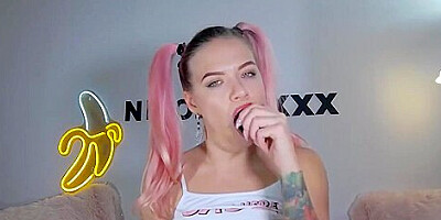 Tiny Nicolettxxx deepthroats and scratches all her holes online