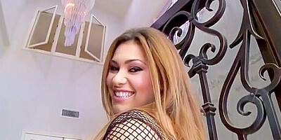 Klara gold une latine dotee dun sacre cul