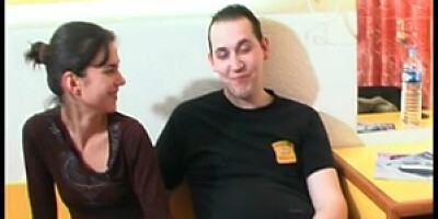 Jeune couple libertin prefere le sexe ball-sac screwing