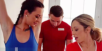Fitness Rooms Freya Dee and Jennifer Amilton fight for trainer creampie
