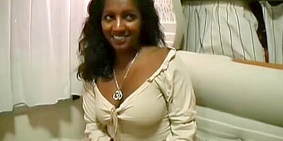 Horny Indian amateurs fuck hard in the moving train