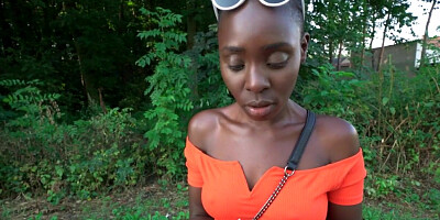 Pickedup ebony gives outdoor blowjob to pov guy