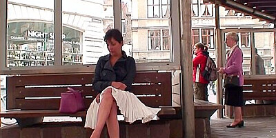 nadine s exhibe dans les rues de bruges