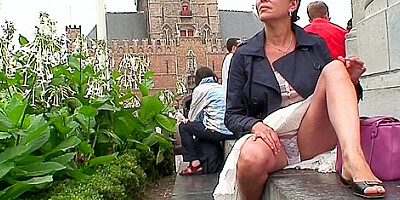 nadine s exhibe dans les rues de bruges