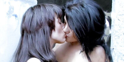 Easy-on-the-eyes Lia and Yesenia's ffm in threesome clip