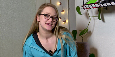 Exhibitionistin Holly wagt Masturbations-Dreh im Hausflur