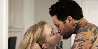 Chloe Cherry pleasures her tattooed stepdad in the living room