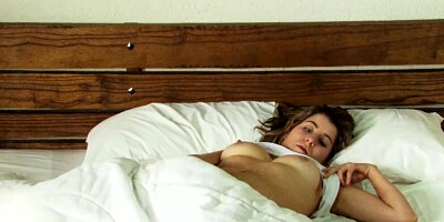 Chick is horny and has to finger herself