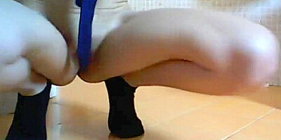 scolaretta adora la pipi- loves pee&amp,farts