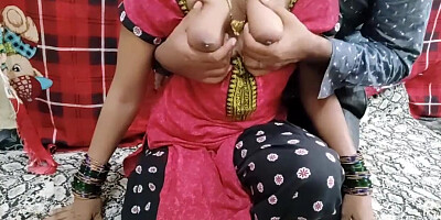 इंडियन मेड सब्जी काट रही तब उसका साहब आया और उसको जबरदस्त चोदा