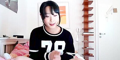 Webcam petite korean masturbating solo