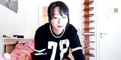 Webcam petite korean masturbating solo