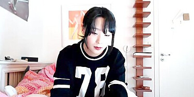 Webcam petite korean masturbating solo