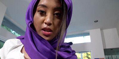 Muslim Alexia Anders does blowjob and handjob