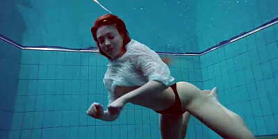 Mariusa got bare and went into the swimming pool, thinking that no one would observe her