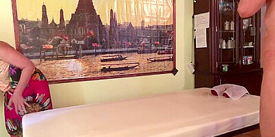 Erotisierende Lomi-Lomi-Massage eines sehr schlanken Mannes