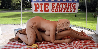 Kate Dee and Roxie Sinner are eating pussies in 69 position