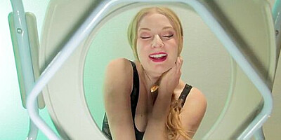 Ela dirty talk and pee from below