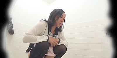 Japanese ho pisses on cam