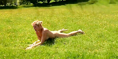 Sexy UK MILF Molly pissing