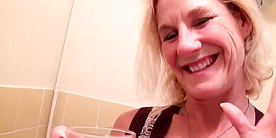 Sexy UK MILF Molly pissing
