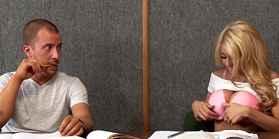 Kayla Kayden se la chupa por debajo del escritorio antes de montar la polla