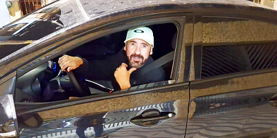 Married woman shows her ass to the app driver and they end up having sex inside the car