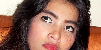 Calm Chinese Beauty guzzles Wad