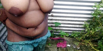 BD BHABHI when alone bathing