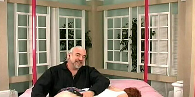 Ravishing chick frigs her poon