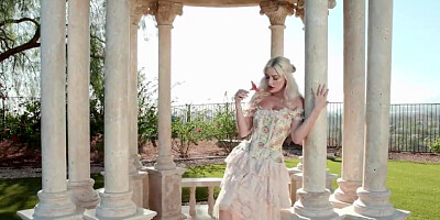 Gorgeous blonde acting fancy before getting screwed